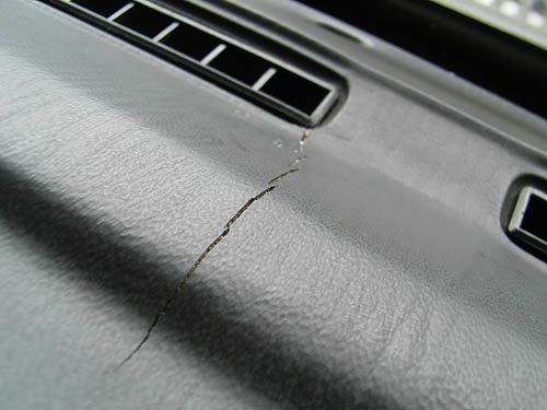 車の内装修理 - ダッシュボードの割れ修理